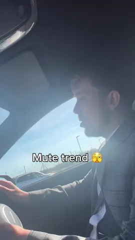 The panic in his eyes 😅 #fyp #trend #mutetrend #viral #carsinging #funny #prank