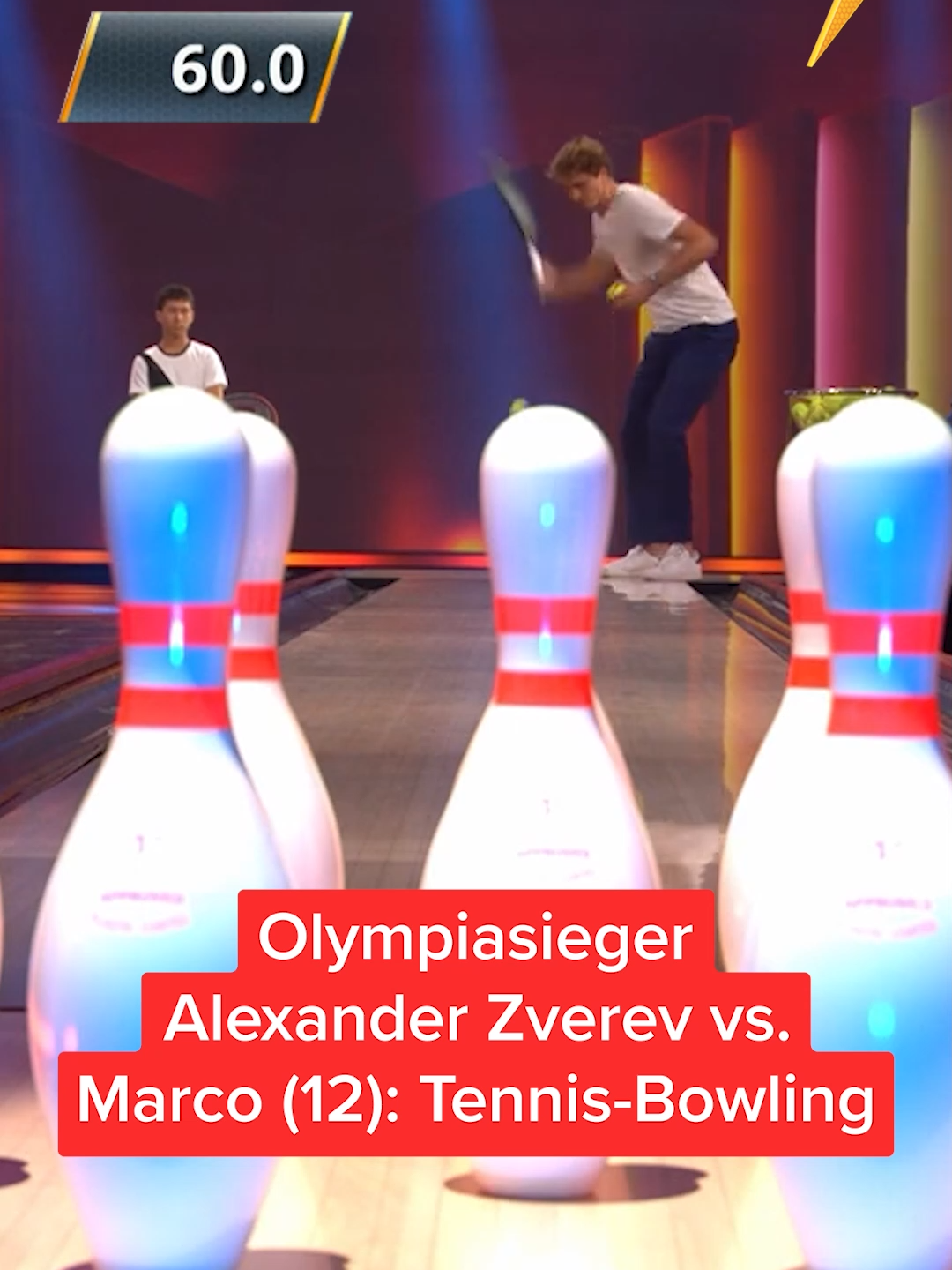 Olympiasieger (2021) @alexander_zverev97 vs. Marco (12): Wer trifft mehr Bowling-Pins mit Tennisschläger und Tennisball? 🎾🎳 #tennis #bowling #olympia #challenge #kleingegengross