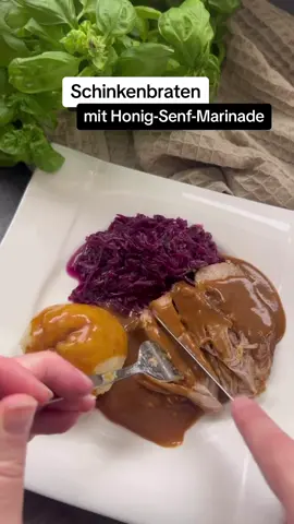 Schinkenbraten mit Rotkohl & Klößen  .  1 Schinkenbraten ca. 1000g  2 Eßl. Senf Mittelscharf  1 Eßl. Honig eine handvoll frische Petersilie 3 Zwiebeln 1l Wasser  300ml Fond oder Fleischbrühe  .  #lecker #leckererezepte #leckeressen #rezept #rezepteideen #rezepte #rezeptimvideo #rezeptefürjedentag #Recipe #recipes #recipesoftiktok #recipesoftheworld #recipesforyou #recipeoftheday #abendessen #mittagessen #lunchtime #lunchideas #essen #essenistliebe #essenkochen #essengekocht #gekocht #schmeckt #schmecktanders #braten #sonntagsbraten #genuss #eating #eat #EasyRecipe #EasyRecipes #schnellesrezept #schnelleküche #schnellesabendessen #schnellessen #essenmachtglücklich #essenmitliebe #essenistliebe #essen #kochen #kochenmitliebe #kochenmachtglücklich #kochenmachtspass #viral #viralvideo #viraltiktok #viralesvideo #fyp #foryou #fy #foryoupage #foryourpage #mittagessen #meat #meal #mealideas #rotkohl #klöße #sauces #senf #yummy #yummyfood #yummyhouse #yummy #delicious #deliciousfood #Foodie #foodies #foodlovers #foodlove #FoodLover #foodheaven #foodphotography #foodphotographer #foodoftiktok #foodwehate #foodchallenge #foodasmr 