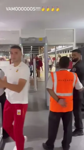 Arnau Tenas presumiendo la medalla de oro en el aeropuerto después de haber pasado por el detector de metales. ⚽🥇🇪🇸 (Vía arnautenas / IG)