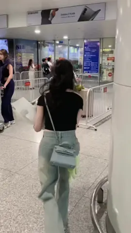 Không là người đưa bạn đi nhưng sẽ là người đón bạn về🫂 #fyp #viral #bestfriend #airport #LearnOnTikTok 