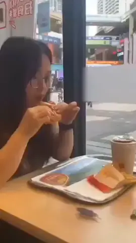 elle mange un cafard avec son hamburgers😱🥶😱😱😱😱 #mcdonalds #Love #datenight 