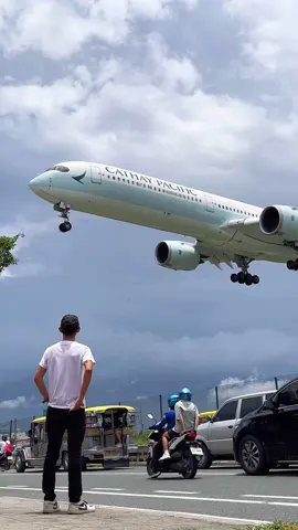 My first POV with the #Airbus ‘ oil-efficient, ultra-long-range aircraft - A350-1000 of Cathay Pacific 😍🛬 #aviation #planespotting #avgeek #aerophile #a350_1000 #fypシ 