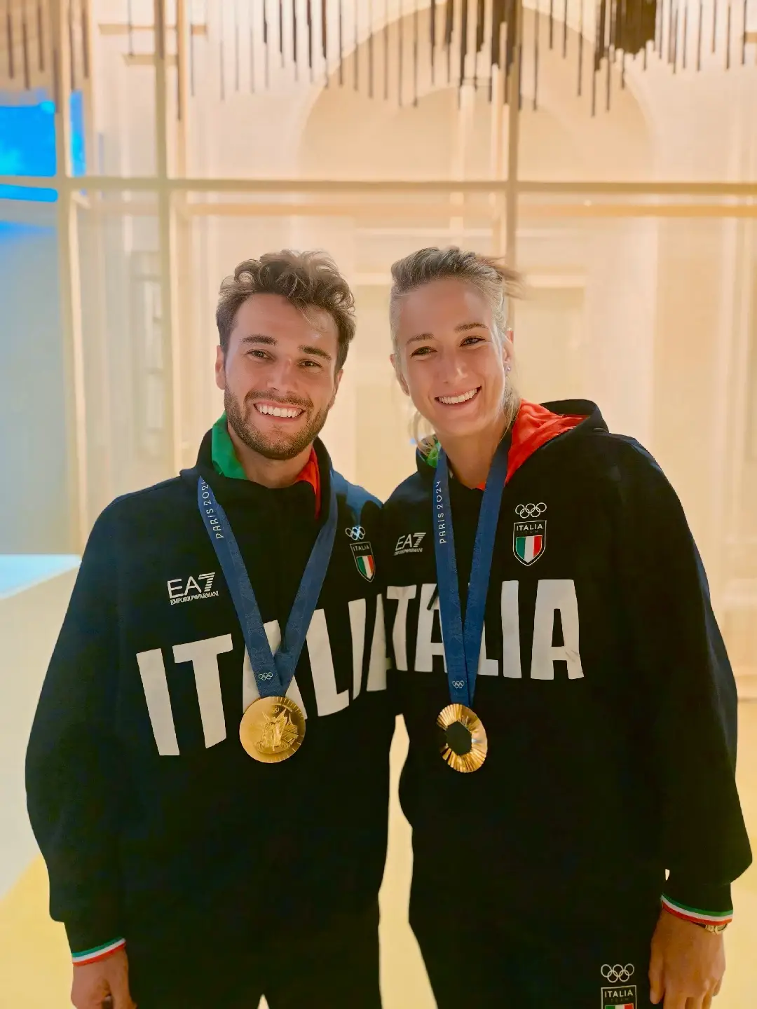 Con tutte queste medaglie scintillanti, gli occhiali da sole sono d'obbligo anche dentro #CasaItalia! 😎 S-P-E-T-T-A-C-O-L-A-R-I 🤩 #ItaliaTeam #Paris2024 #Ensemble #Olympics #GregorioPaltrinieri #CaterinaBanti @nino_pizzolato @ruggitita @sofiaraffaeli04