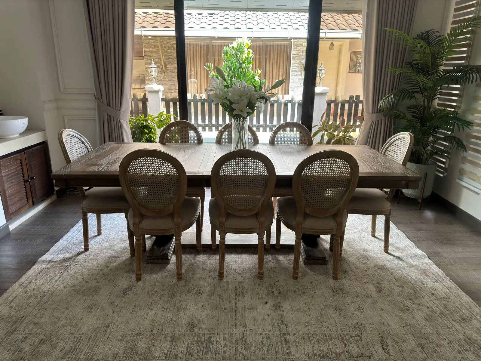 Selamat malam dari dining table Johnelle keluaran @ashleyfurnituremalaysia Actually mereka ada banyak sangat choice untuk dining table. Johnelle ni antara hot selling mereka. Sis memang tak boleh dengan hot selling ni. Maroh selalu😝😝 Yang bestnya table ni boleh adjust panjangnya. Nampaknya kat sini boleh pergi to 10 kerusi kan. Worth to buy. Hahahah! Tunggu 2-3 tahun lagi sis boring sis letgo la 😂😂 #johnelletable #johnellediningtable #ashleydiningtable #diningroom #diningtable #ighometourmalaysia