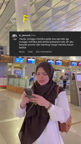 Saya yang punya piaraan unggas banyak aja ga kepedean menyebut lelaki dengan sebutan pejantan di akun orang ga dikenal. Ckckck. Eniweeeeeeei, adik-adik, klo ketemu yang model begini dalam kehidupan nyata, inget ya pesen ustad saya, jangan dikubur klo belom meninggal. 