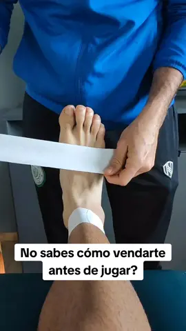 Vendaje pre partido 🎾⚽ Les dejo un ejemplo de un estribo para el tobillo. Los pasos a seguir son: 1️⃣ Anclajes: Nos sirven de soporte para las tiras activas  2️⃣ Tiras activas: van de medial a lateral para limitar la inversión del tobillo. También se pueden hacer horizontales (no están en el vídeo) 3️⃣ El 8: para estabilizar la articulación subastragalina. Lo separé en dos para quitar tensión al tendón de Aquiles. 4️⃣ Cierre del estribo  Espero que les sirva 💪🏽 #vendaje #esguince #tobillo #ankle #sprainedankle #futbol #futbolista #kinesiotape #kinesiologia #fisioterapia #taping 