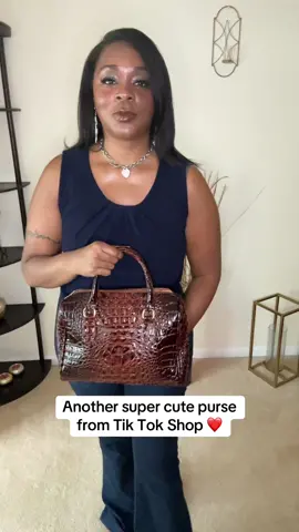 Another super cute purse from Tik Tok Shop❤️ #women #purse #tote #totebag #affordable #tiktokfinds #trending #foryou #dealsforyoudays #tiktokshopbacktoschool #fashion #fashioninspo #crocodile 