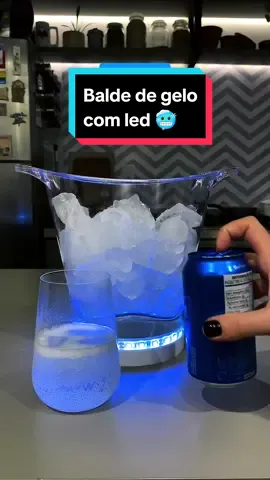 Esse é o único tipo de balde de água fria que vai aquecer suas festas, né? 😂 Perfeito para os amantes de luzinhas, esse balde é o toque especial para iluminar e sempre deixar suas bebidas geladinhas. #TemNoMagalu. #refrigerante #gelo #resenha #bebidas #depositodebebidas Código do Produto: kh40eb0e2e