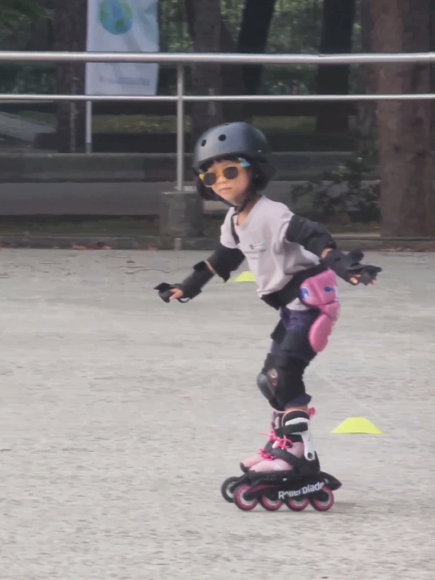 Love 😍#sepenuhhatironyparulian #สปีดสโลว์ #สโลว์สมูท #CapCut #taiwan #kids #rollerskating #skating #rollerskate #ncu #nationalcentraluniversity #rollerblade #sepenuhhati 