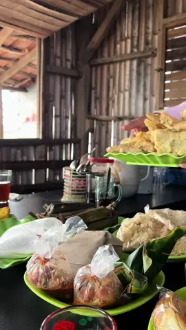 Kulonuwun, nderek sarapan lontong kalian tahu walik njih Bu. Di daerah ini lontong menjadi salah satu sajian wajib di warung warung. Lokasi Warung Bu Lina, Jl Jambu Bulu, Petarukan, Pemalang, Jawa Tengah. Pendopo Balai Desa Bulu maju sedikit (kalau tidak salah ke arah utara) pas perempatan kecil.
