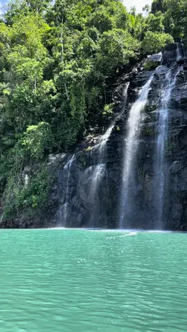 Air Terjun Kahatola lokasi di Kab. Halmahera Barat dan merupakan salah satu air terjun di Maluku Utara yang air terjunnya langsung ke laut