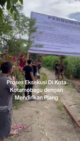 Proses Eksekusi dengan Mendirikan Plang menegaskan kepemilikan klien dan menegaskan putusan PTUN dan Putusan Pengadilan Memenangkan klien kami dan menjadi warning bagi pihak pihak yang mencoba coba mau merebut tanah klien kami #presisi #presisipolri #sulut #lawyerlife #lawyer #justice 