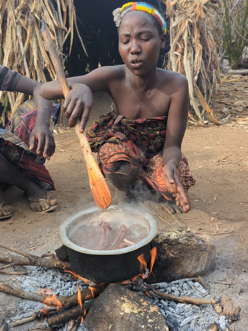 It's Lovely 😍 Family hadzabe tribe girls cooking their lunchtime😋 very delicious Lovely food. amazing tradition.