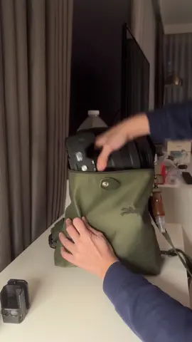 I surprised myself with how much I stuffed into this. 😁 Lowkey my favorite small everyday backpack. This is my second one and I’ve had my first Le Pliage Original for more than 10yrs now.  @longchamp makes great stuff👌🏻 #beachutv #beachuvlogs #techbag #everydaycarry #longchamplepliageoriginal #notanad