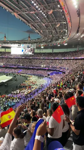 I feel honoured to have seen this incredible moment at the closing ceremonies after an amazing week at the Olympics in Paris! 🙌🏼🇫🇷🥇🥂 . #paris #france #parisolympics2024 #parisolympics #closingceremony #fyp #solotravel #worldchampion #closingceremonyparis #stadedefrance 