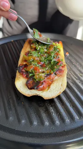 CHORIPÁN CON CHIMICHURRI 🥖🇦🇷👨🏻‍🍳 Esta receta la hice con mi Raclette de mi familia de @kalleyhogar 🔥 En la parte de abajo les dejo los ingredientes y las cantidades 👇 -3 baggetes (pan francés) -5 chorizos  -Queso mozarella al gusto  Chimichurri 🌿 -1 taza de aceite de gírasol  -1/4 taza de vinagre  -1 cda de ajo picado  -1/3 de taza de pimentón picado sin piel  -1 cdita de sal, pimienta negra, paprika, ají molido  -2 tazas de perejil fresco picado  —————————————————————————————— #danielgalvezfood #danielgalvezrecetas #choripan #choripanargentino #chimichurri #chorizo #chorizoconchimichurri #messi #kalleyhogar 
