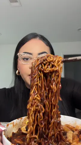 Black bean noodles mukbang! So good 😍😍 have you tried them? #blackbeannoodles #jjanjangmyeon #blackbean #fypage #fypシ゚viral 