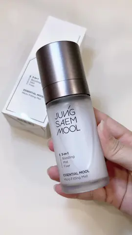 Đúng như cái tên micro cái tia nó mịn như phun sương dị á mí bà. Xịt lên mặt xong tui kiểu ủa là xịt chưa. Cái này là fitting công dụng của nó là làm các lớp makeup tệp vào nhau tránh bị mốc vs chặt hơn chứ nó k phải là setting chống trôi đâu nha mấy bà. Mình xịt trước khi make để lót đc lun nha #unboxing #unbox #kbeauty #makeup #jungsaemmool #fixingspray #facemist ##dbwbrv