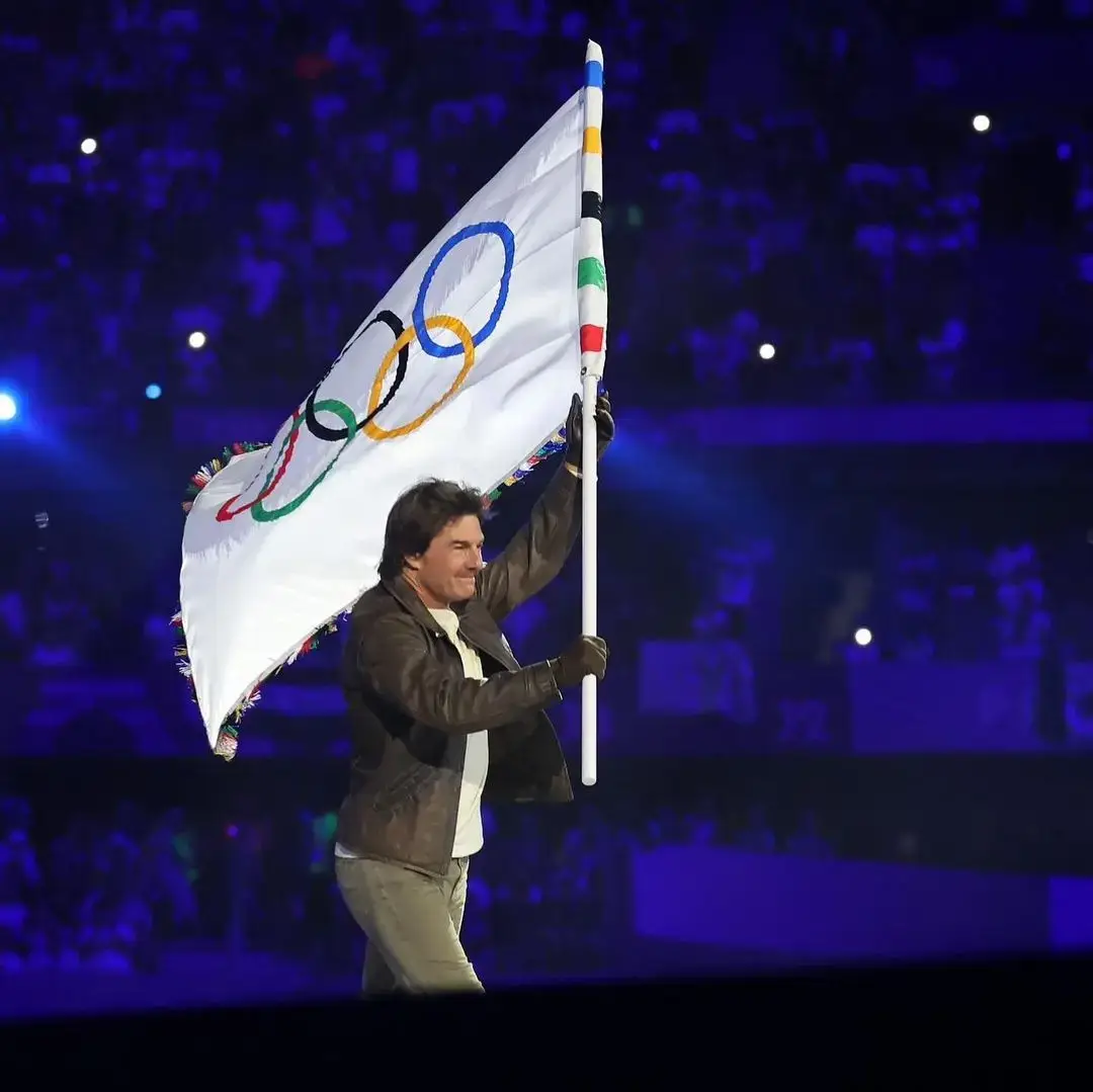 Tom Cruise carries the Olympic flag during the Closing Ceremony of the Olympic Games Paris 2024 at Stade de France on August 11, 2024 in Paris, France 🔥