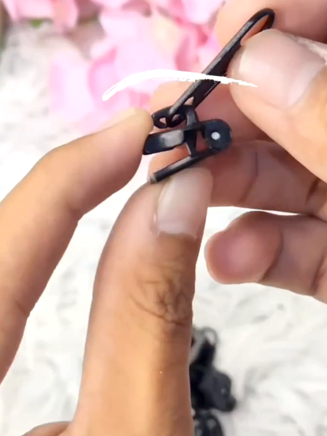 Broken zipper No problem! With this easy-to-use Zipper Fix, you can repair split zippers, broken sliders, and up to three missing zipper teeth!