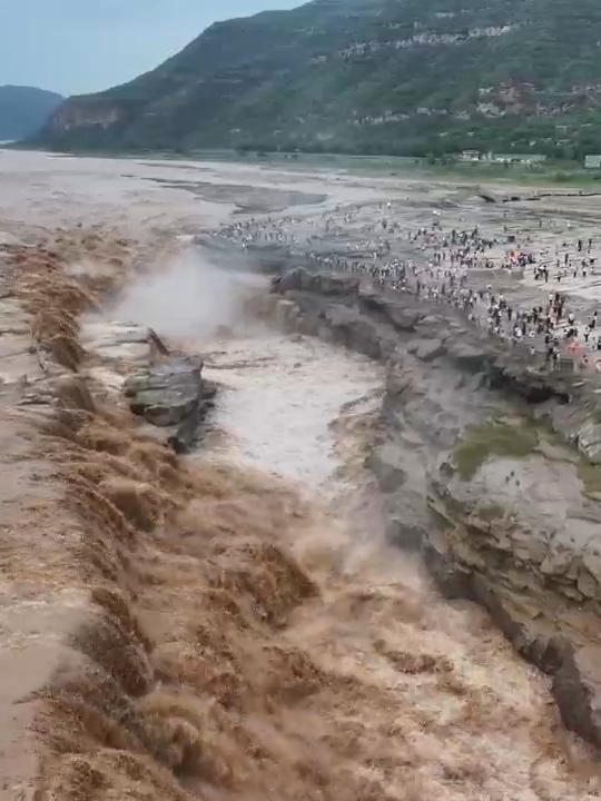 Catch the Hukou Waterfall in Yichuan, #Shaanxi, at its peak flow! The Yellow River cascades 200 meters wide, thundering down with such force that it creates a breathtaking mist. Don’t miss this stunning natural wonder!