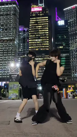 two boys in the city 💓 #doodle #zachzwinner #dance #boyfriend #trending #chinese #fyp #foryou #couple #chinesecouple #couplegoals #foryoupage 