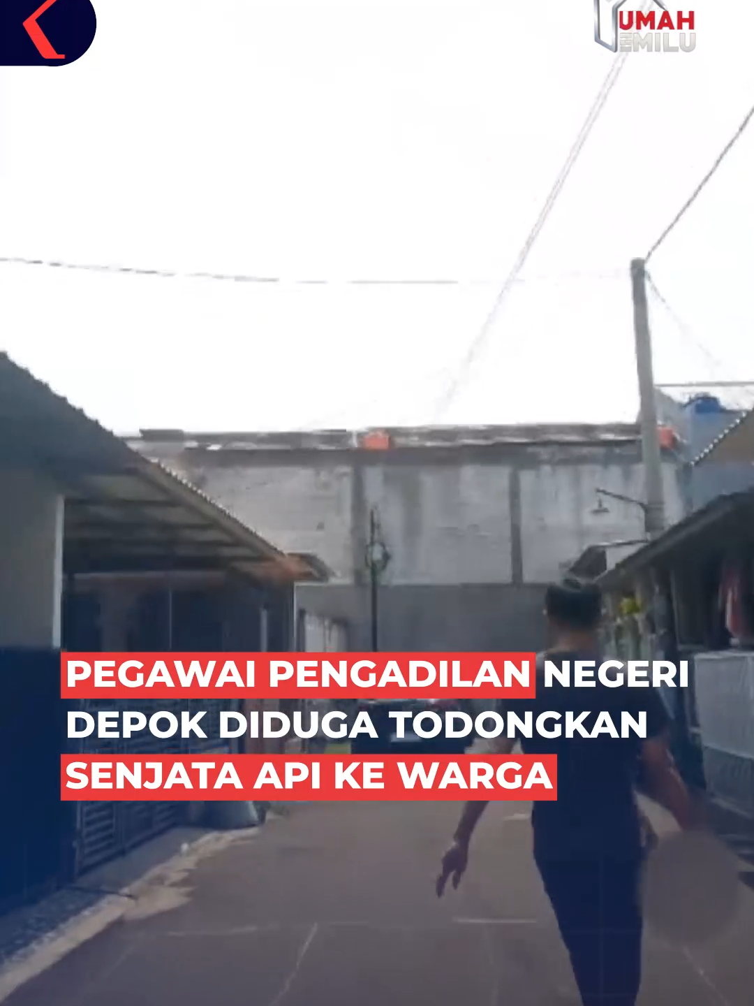 Aksi Koboy, seorang pegawai Pengadilan Negeri Kota Depok, viral di media sosial setelah terlihat menodongkan senjata api ke warga di Pondok Petir, Bojongsari, Depok.  Pengadilan Negeri Depok saat ini sedang menyelidiki kejadian tersebut dan telah memanggil yang bersangkutan untuk diperiksa. Simak berita lainnya di kompas.tv #VODKompasTV #TikTokBerita