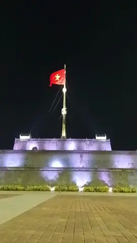 Chạy xe qua Đại Nội vào ban đêm lúc lên đèn. Mình rất thích sự lung linh, huyền ảo của cổng Ngọ Môn và xúc động thẫn thờ nhìn mãi cột cờ Kỳ Đài Huế và lá cờ bay phấp phới đó, mọi thứ đẹp đến nao lòng ... ❤️ #Hue #kinhthanhhue #đainoihue #hue #xuhuong