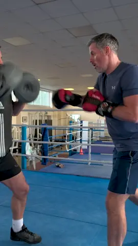 Do it for Fergie! 😂 @The Overlap  #carragher #liverpool #neville #boxing 
