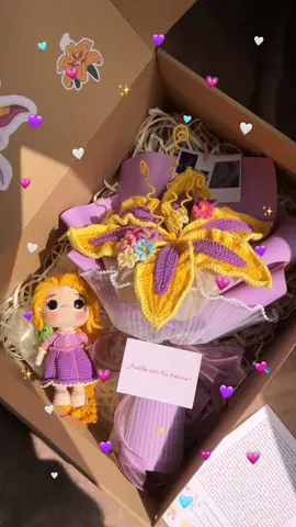 Que te regalen tu princesa favorita se siente más o menos así 🥹💘 | Pedidos a nuestro Instagram ¡Link en el perfil! 🌟 #enredadosdisney #enredados #tangled #rapunzel #couple #couplestiktok #regalospersonalizados #disney #disneyprincess #regalospareja #amigurumis #crochet #clairo #fyp #florestejidas 