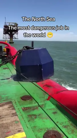 #bigwaves #bigships #northsea #scarynature 