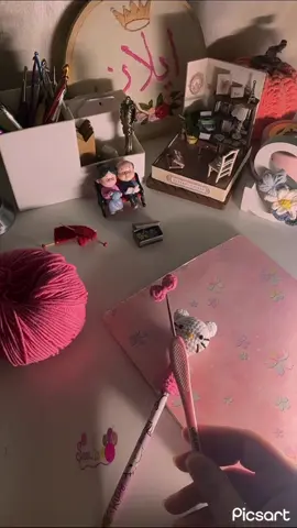اصغر فيكونة 🎀تلبيسة قلم   كلما كان الإنسان أكثر رُقيّاً بذاته كلما ارتقت اهتماماته، ميوله، أفكاره، اختياراته، كلما أصبح أكثر حرصًا على قيمة أوقاته أين يقضيها وكيف يمضيها، كلما عرف مفاتيح نفسه وملكها بين يديه، فيجد أنهُ أخيرًا قد صنع له عالما جميلا مليئا بما يحب، يشبهه وينتمي إليه..🌸#كروشية_يدوي #كروشيةفنون #كروشية_هاندميد #تطريز #تطريز_يدوي #فن 