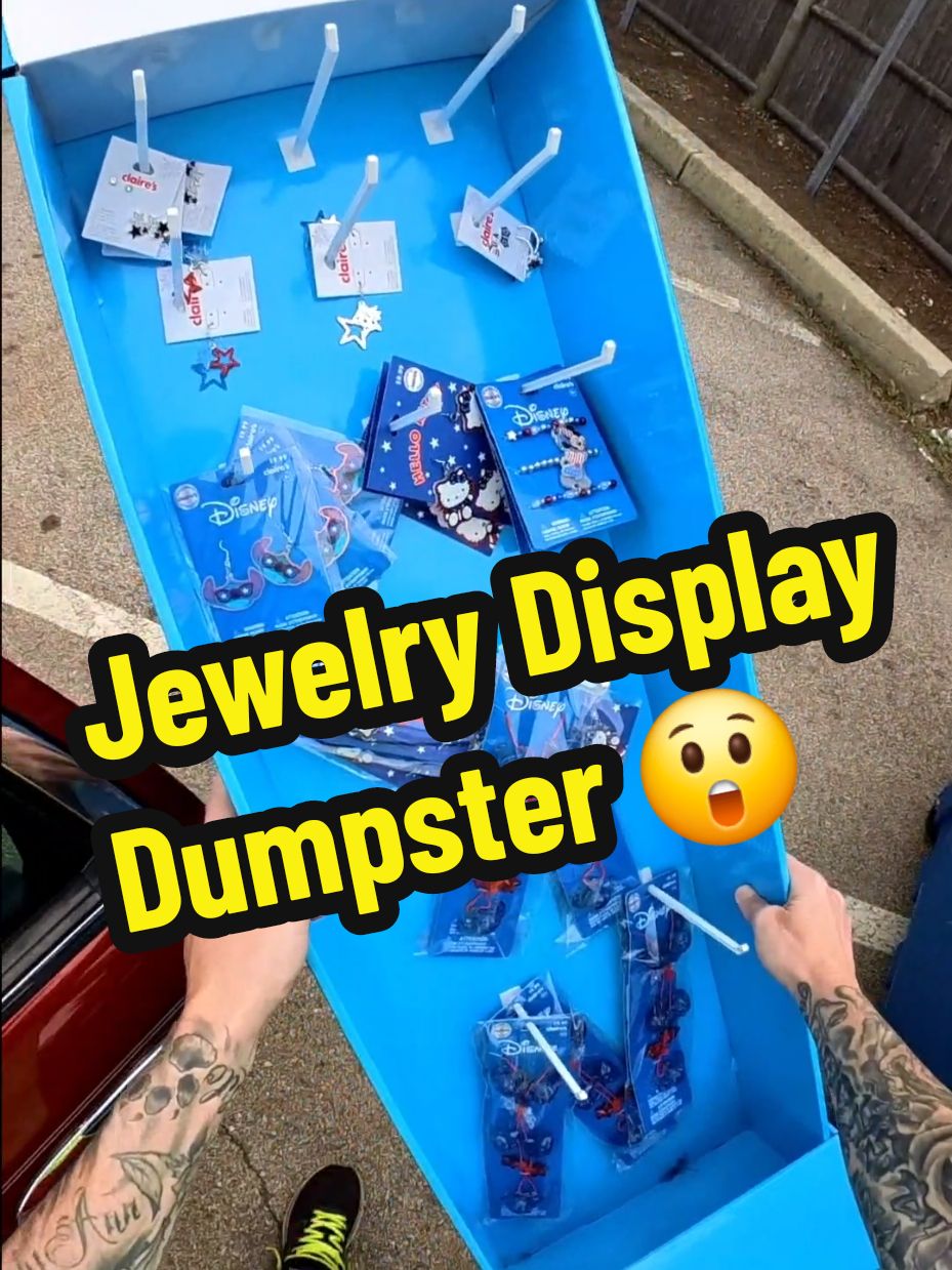 This store tossed out the whole Disney and Hello Kitty jewelry display and tons of feminine pads !!  #dumpsterdiving #jewelry #girls #disney #hellokitty 