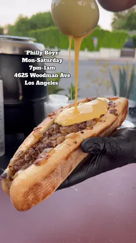 Philly Cheesesteaks in Los Angeles 🥖🔥 #shermanoaks #studiocity #phillycheesesteak #streetfood #losangeles 