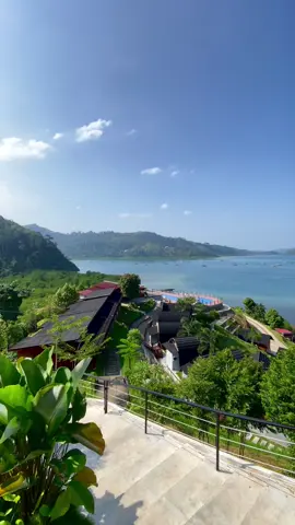 Keindahan Pandan View di Mandeh, Pesisir Selatan, Sumatera Barat, adalah salah satu pemandangan alam yang menakjubkan di Indonesia. Pandan View menawarkan panorama indah berupa lautan biru yang luas, pulau-pulau kecil, dan hamparan hutan hijau. Lokasinya yang berada di kawasan Mandeh membuatnya menjadi destinasi wisata yang populer bagi mereka yang ingin menikmati keindahan alam dan ketenangan. Pemandangan matahari terbenam di sini juga sangat mempesona, menambah daya tarik tempat ini sebagai tujuan liburan. *Cottage *Restaurant *Kolam Renang #fip #sound #mandeh #sumbar #pesisirselatan #sumaterabaratpadang #repost #vibes#fyp #fouryou 