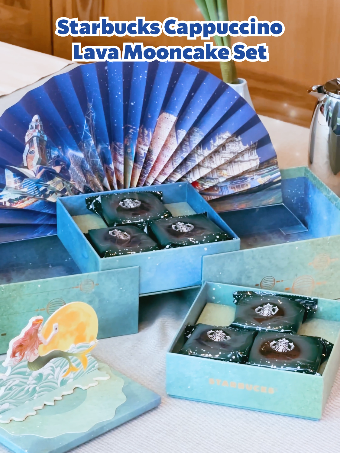 เทศกาลไหว้พระจันทร์นี้ 🌙 มาอร่อยกับขนมไหว้พระจันทร์นำเข้าจากฮ่องกง Starbucks Cappuccino Lava Mooncake Set ที่มาในกล่องดีไซน์สุดพิเศษ จะอร่อยเองหรือมอบเป็นของขวัญให้คนสำคัญก็ได้นะ ใน 1 กล่องบรรจุ 6 ชิ้น ราคา 1,950 บาท แวะไปเลือกซื้อได้ที่ร้านสตาร์บัคส์ที่ร่วมรายการ ตั้งแต่วันนี้เป็นต้นไป หรือจนกว่าสินค้าจะหมดนะคะ #StarbucksTH