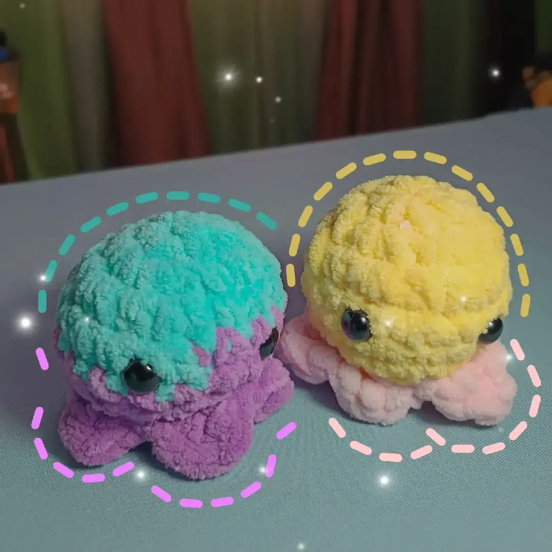 holisss, tenemos este ejército de mini pulpitos en busca de un hogar💘 Están disponibles, con colores a elección, perfectos para un detalle único.✨🐙 • • #fypシ #pulpo #viral #crochet #peluche #chile #amigurumi #chenille 