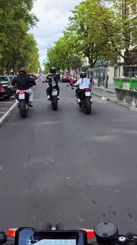 Er stellt sich auf den Ferrari!