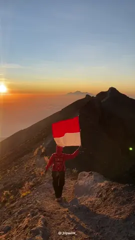 DIRGAHAYU INDONESIAKU🇮🇩  Alhamdulillah, agustus kali ini berkesempatan mengibarkan bendera di puncak tertinggi Pulau Bali - #GunungAgung ⛰️ Jaya terus Indonesiaku💪🏽🇮🇩  *wkkw nyuri start #dirgahayuindonesia #hutri79 #tripwimi #agungmountain #fypbali #kemerdekaanindonesia #indonesia #dirgahayuindonesia79 #fypage #fypindonesia 