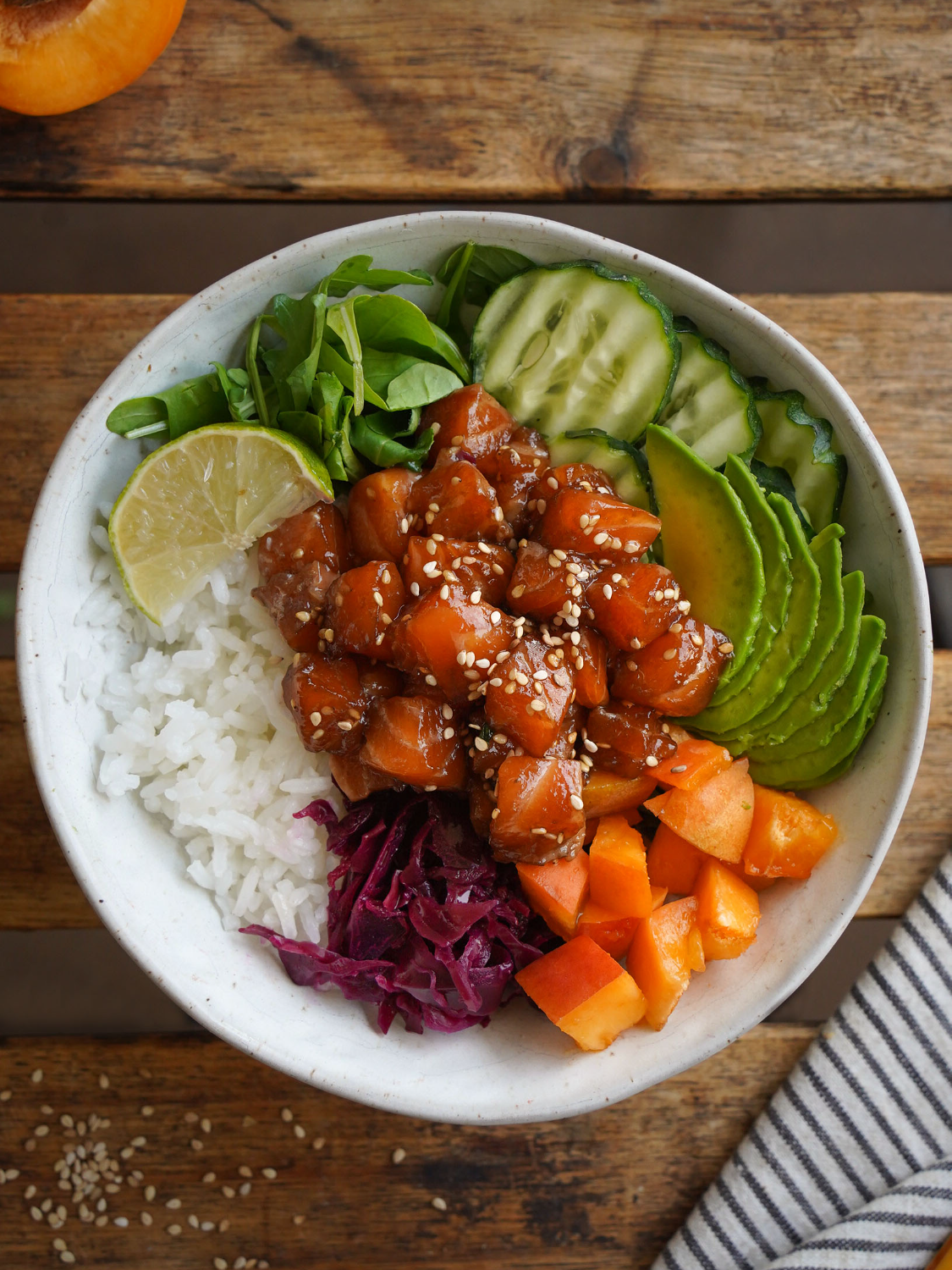 ¿Conocéis el Poke Bowl?  Es un plato de origen hawaiano muy saludable, completo, versátil y fácil de preparar. Aquí te dejamos unos consejos para preparar el poke bowl perfecto. PESCADO MARINADO 🐟 Uno de los ingredientes de esta ensalada es el pescado crudo, normalmente suele ser salmón o atún. El pescado se tiene que congelar previamente, para después marinar. Una opción muy rica de marinado mezclar es 1 cucharada de salsa de soja, por una de aceite de sésamo, media de sirope de agave, un poco de jengibre rallado y sésamo. Con 15’ marinando será suficiente. VERDURAS 🥒 Un poke siempre lleva verduras en crudo: zanahoria, pepino, rábano… Elige tus favoritas y córtalas en juliana o en dados para darle diferentes texturas. Añadir alguna verdura fermentada o encurtida, como cebolla o col lombarda es muy buena opción ya que nos beneficiamos de sus cualidades probióticas. FRUTAS 🥭 El toque dulce es muy importante en un poke bowl. Elige la fruta que más te guste. Si es de temporada, mejor. Aquí te proponemos el albaricoque. Pero el mango, el coco o la papaya son frutas muy empleadas en los poke bowl. ¡Y el aguacate, obviamente! CARBOHIDRATOS 🍚 La base de todo poke bowl son carbohidratos con el arroz en todas sus variantes, quinoa o incluso, pasta. Elige tu favorito y acompáñalo con un puñado de hojas verdes. ALIÑO 🫗 Normalmente se aliña con salsas con un toque picante. Una receta rápida es añadir a la mayonesa un poco de tabasco o pimentón. ¡Pruébalo y cuéntanos si se ha convertido en tu plato estrella de este verano!🙌 #Sprinter #Receta #Food4Mood #ComidaSaludable #PokeBowl #Verano #ParaTi #ParaTiPagina #ParatiPage #Ptp #Fyp #ForYou #ForYouPage #Viral #Trend