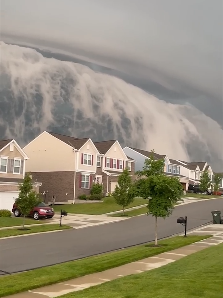 I thought it was a tsunami😳 #tsunami #natrual #nature #disaster (Source: Ark Media)