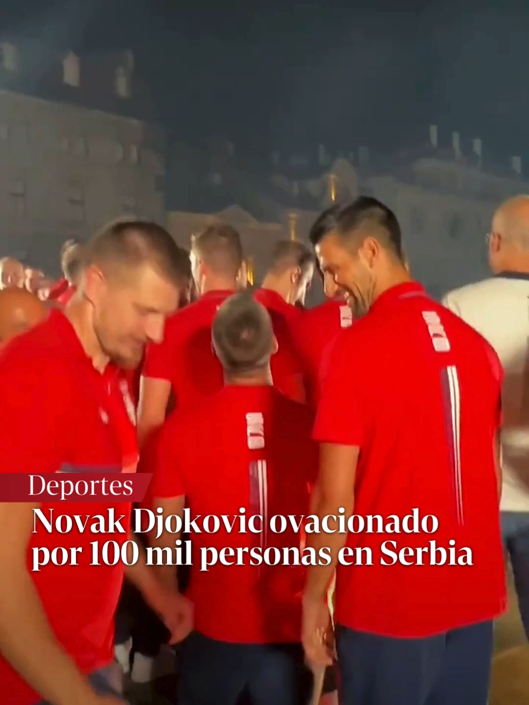 Novak Djokovic ovacionado por 100 mil personas en Serbia | El tenista llevó la medalla de oro a su país y fue recibido junto a los atletas olímpicos por una multitud 📷 ¿Qué te pareció? #famosos #deportes #novakdjokovic