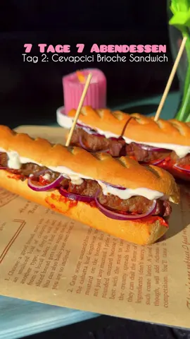 Cevapcici Brioche Sandwich Zutaten: - Brioche Baguette - Cevapcici - Rote Zwiebel - Ajvar - Zaziki  1. die Cevapcicis in die Heißluftfritteuse geben bei 180°C für 12 min. 2. 3 min bevor die Cevapcicis fertig sind, das Baguette in den vorgeheizten Ofen bei 200°C geben. 3. Dann die Zwiebeln in Ringe schneiden. 4. Die fertigen Baguettes aufschneiden und belegen mit Ajvar, Zaziki, Cevapcici und Zwiebeln. #cevapcici #briochebread #sandwich #schnelle #einfache #rezepte #Abendessen #kochinspo #waskocheichheute #highprotein #rezeptideen #fy #fürdich #viral #foodinspo #20 #minuten #rezept #mittagessen #blitzrezept  #7tage7abendessen 