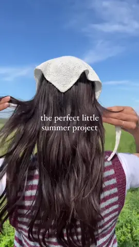 🤍 pattern: #seashorebandana by mee (available via ravelry), super beginner friendly 🫶🏻 #knittingpattern #beginnerknitting #summerknits #summerknitting 