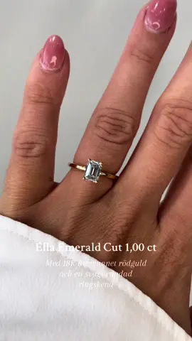 Ella Emerald Cut 1,00, en lite annorlunda, unik och fantastiskt vacker solitärring!✨ Den emeraldslipade diamanten har formen av trappsteg som ger illusionen av ett djup i diamanten 💎  #emeraldcut #emeraldcutdiamond #diamond #diamondring #solitaire #solitairering #engagementring #weddingring #proposal #engagement #wedding #weddingtiktok #ernstforssellcollectees #fyp #foryoupage #foryou 