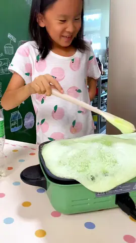 我这个绿舌头做的好像是绿巨人的舌头，哈哈哈！#动手自己做美食 #美食vlog #吃货 #甜品治愈一切 #自制雪糕 #美食教程#美食＃美食推薦#美食教学 #我要上热门＃我要上热搜#上热搜#上热门#美食分享#chinesetiktok #Foodie #chinafood #for #foryou #foryoupage #foryourpage #Foodie #food #FoodLover #cooking #cookingtiktok #foodcooking #fyp #fypシ 
