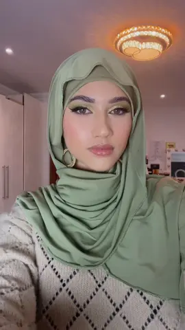 Arabian bridal makeup by @Khadeeja_k scarf fron @fromlayla2u_ #makeupideas #makeupstyle #hijabstyle #HijabFashion #khadeejahtaliep_ #bridalmakeup #arabicmakeup 