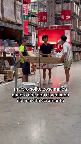 Alla fine ci sentiamo sentiti male per il bro💀😭 Obbligo un commesso a reggere una scatola pesante PT. 1🐎
