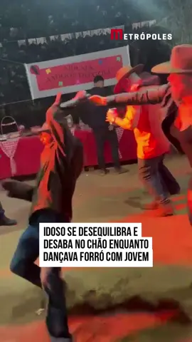 😅 Um idoso acabou perdendo o equilíbrio e tombando no chão enquanto dançava #forró com uma jovem. A cena foi registrada pela amiga da mulher, que tirou o senhor para a dança e o conduziu até o momento da queda. No vídeo que se tornou viral na #internet, a jovem surge animada com o idoso. Porém, ao dar uma voltinha, ela não percebeu que o homem se desequilibrou. Desta forma, o companheiro de dança dela acabou estatelado no chão. Logo os convidados da festa se juntaram para levantá-lo. Ele se divertiu com a situação. #TikTokNotícias 🎥 @Marivilhosaof | @myhoodbr 